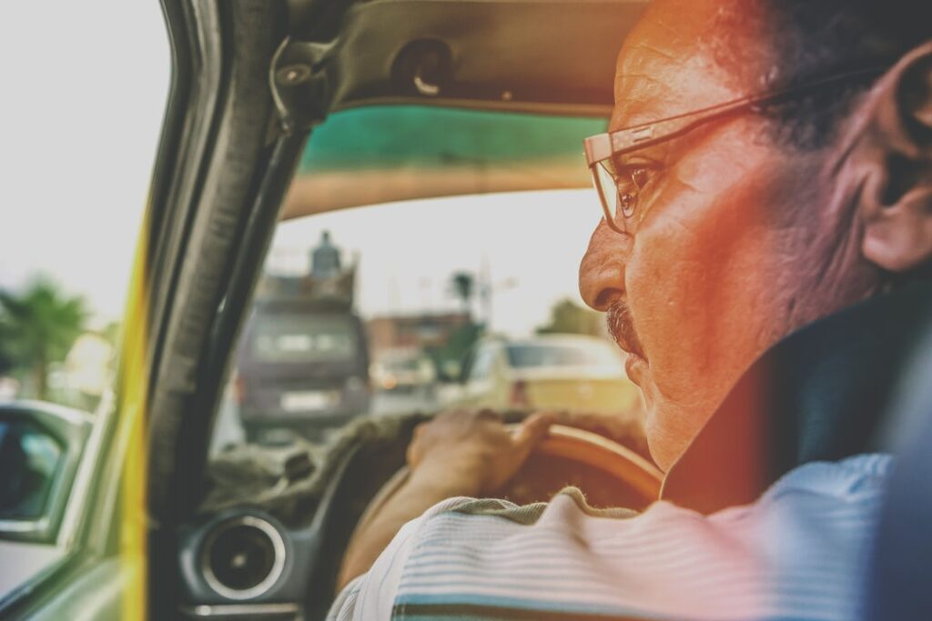 【高齢ドライバーの皆様へ】慣れた近所の「生活道路」こそ慎重に！事故の実態と10月からの新ルール